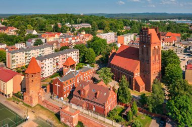 Lebork şehrinin güzel mimarisi, Polonya 'daki Töton şatosunun güçlendirilmiş binalarıyla.