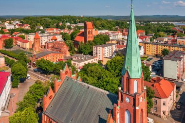 Lebork şehrinin güzel mimarisi, Polonya 'daki Töton şatosunun güçlendirilmiş binalarıyla.