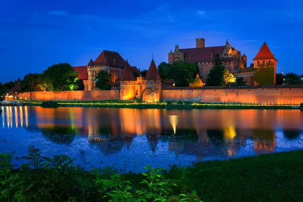 黄昏时分 诺加河畔马尔堡的条顿骑士团城堡 — 图库照片