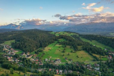Gün batımında Tatra Dağları 'nın güzel manzarası, Gliczarow Gorny. Polonya
