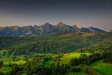 Belianske Tatraları güneş doğmadan önce, Osturnia. Slovakya