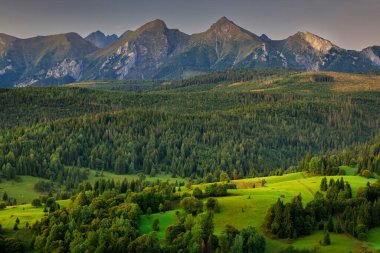 Belianske Tatraları güneş doğmadan önce, Osturnia. Slovakya