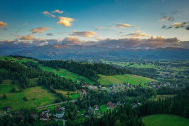 Gün batımında Tatra Dağları 'nın güzel manzarası, Gliczarow Gorny. Polonya
