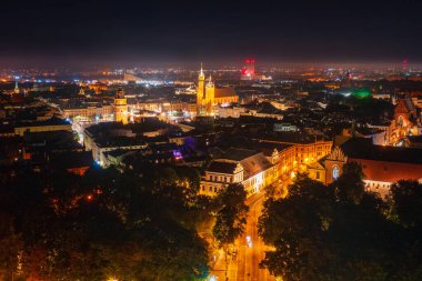 Geceleri muhteşem mimarisi olan eski Krakow kasabası, Polonya.