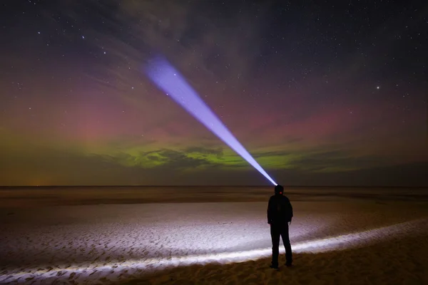 Ein Mann Beobachtet Das Nordlicht Ostseestrand Sztutowo Polen — Stockfoto