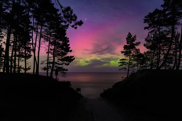 位于波兰斯图托的波罗的海海滩入口的北极光 — 图库照片