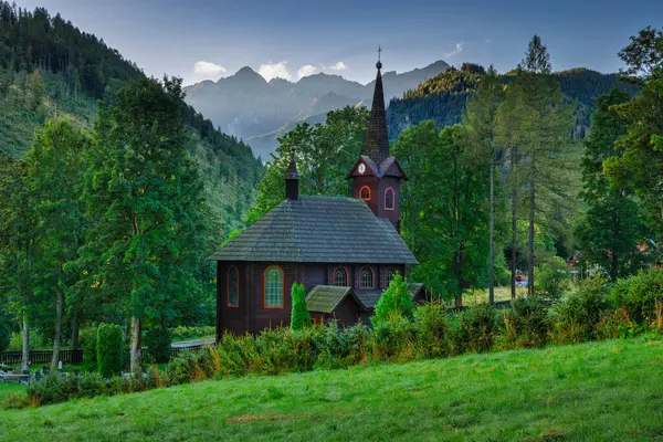Bela Paisagem Das Montanhas Tatra Com Uma Igreja Madeira Pela — Fotografia de Stock