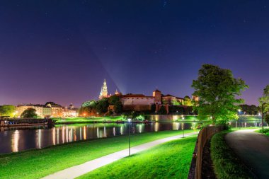 Geceleri Wawel Kraliyet Kalesi, Krakow. Polonya