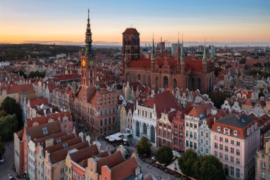 Günbatımında Polonya 'nın ana şehri Gdansk' ın güzel mimarisi