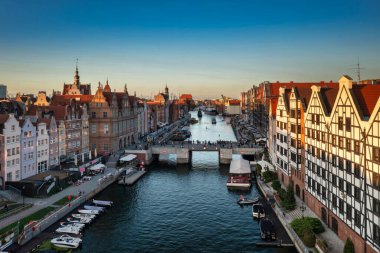 Günbatımında Polonya 'nın ana şehri Gdansk' ın güzel mimarisi