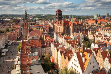 Güneşli bir günde Polonya 'nın ana şehri Gdansk' ın güzel mimarisi.