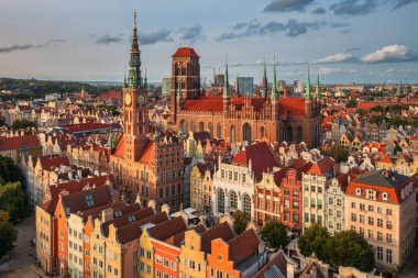 Güneşli bir günde Polonya 'nın ana şehri Gdansk' ın güzel mimarisi.