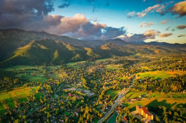 Zakopane 'deki Gubalowka zirvesinden gündoğumunda Tatra Dağları' nın manzarası. Polonya.
