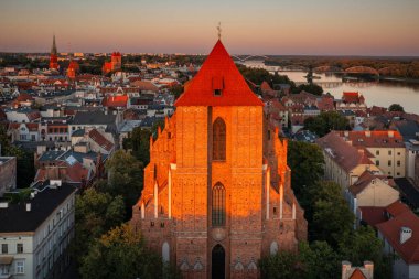 Torun 'daki eski kasabanın mimarisi. Gün batımında, Polonya..