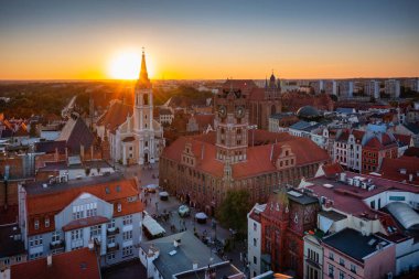 Torun 'daki eski kasabanın mimarisi. Gün batımında, Polonya..