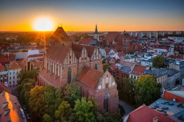 Torun 'daki eski kasabanın mimarisi. Gün batımında, Polonya..