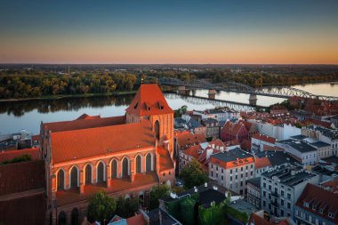 Torun 'daki eski kasabanın mimarisi. Gün batımında, Polonya..