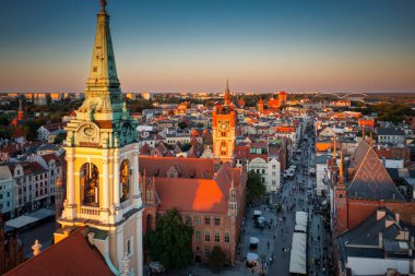 Torun 'daki eski kasabanın mimarisi. Gün batımında, Polonya..