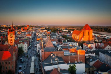 Torun 'daki eski kasabanın mimarisi. Gün batımında, Polonya..