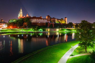 Geceleri Wawel Kraliyet Kalesi, Krakow. Polonya