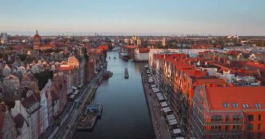 Gdansk, Polonya - 24 Eylül 2023: Muhteşem mimarisi ile güzel ana şehir Gdansk 'ın hiperlapesi, Polonya