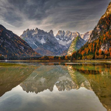 Monte Cristallo Dağları, Dolomitlerin sonbahar manzarası, Güney Tyrol. İtalya