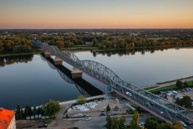 Torun 'daki eski kasabanın mimarisi. Gün batımında, Polonya..