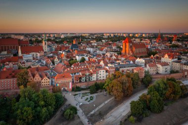 Torun 'daki eski kasabanın mimarisi. Gün batımında, Polonya..