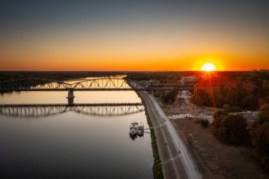 Günbatımında Torun şehrinin yanındaki Wisla nehri, Polonya.