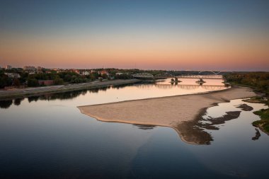 Günbatımında Torun şehrinin yanındaki Wisla nehri, Polonya.