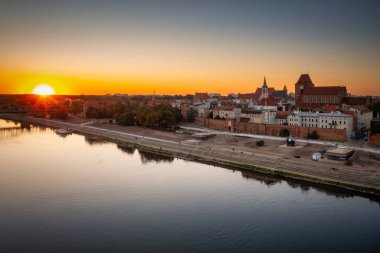 Günbatımında Torun şehrinin yanındaki Wisla nehri, Polonya.