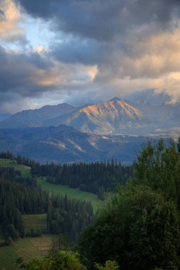 Gün batımında Tatra Dağları 'nın güzel manzarası, Gliczarow Gorny. Polonya