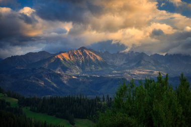 Gün batımında Tatra Dağları 'nın güzel manzarası, Gliczarow Gorny. Polonya