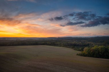 Günbatımında Kashubian ormanlarının sonbahar manzarası. Polonya