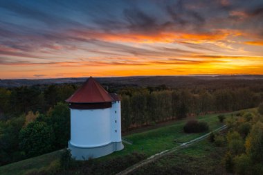Günbatımında Kashubian ormanlarının sonbahar manzarası. Polonya