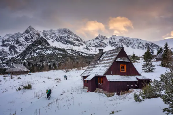 ポーランド 日没時にタトラ山脈のハラ ガシエンコワの冬 — ストック写真