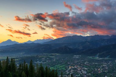 Zakopane 'deki Gubalowka zirvesinden gündoğumunda Tatra Dağları' nın manzarası. Polonya.