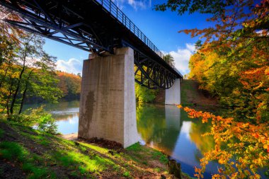 Rutki, Kashubia 'daki sonbahar manzarası ve demiryolu köprüsü. Polonya