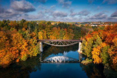 Rutki, Kashubia 'daki sonbahar manzarası ve demiryolu köprüsü. Polonya