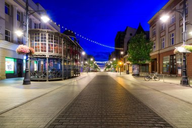 Lodz, Polonya - 24 Ağustos 2023: Lodz şehrindeki Piotrkowska Caddesi 'nin şafak vakti en uzun ticari caddelerden biri olan 4.2 km uzunluğundaki güzel mimarisi. Polonya