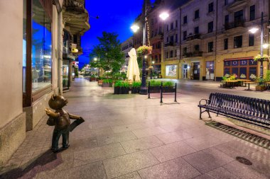 Lodz, Polonya - 24 Ağustos 2023: Lodz şehrindeki Piotrkowska Caddesi 'nin şafak vakti en uzun ticari caddelerden biri olan 4.2 km uzunluğundaki güzel mimarisi. Polonya