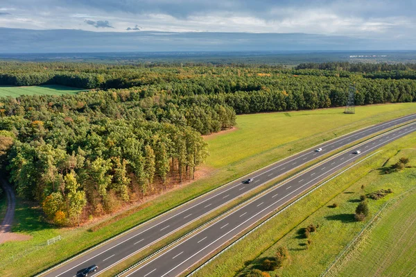 Sonbaharda Polonya 'da otoyolun güzel manzarası.