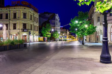 Lodz, Polonya - 24 Ağustos 2023: Lodz şehrindeki Piotrkowska Caddesi 'nin şafak vakti en uzun ticari caddelerden biri olan 4.2 km uzunluğundaki güzel mimarisi. Polonya