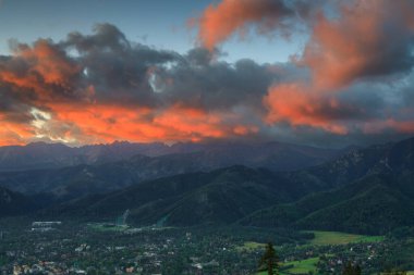 Zakopane 'deki Gubalowka zirvesinden gündoğumunda Tatra Dağları' nın manzarası. Polonya.