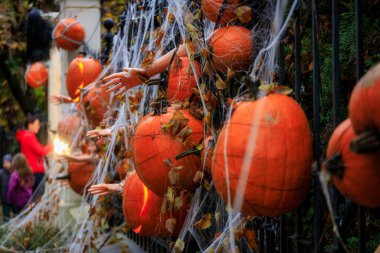 Çitteki korkunç Cadılar Bayramı süslemeleri. Polonya