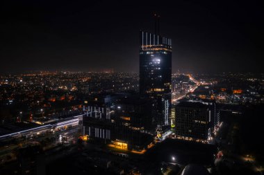 Geceleri Baltık Denizi manzaralı Gdansk Przymorze 'un havadan şehri, Polonya.