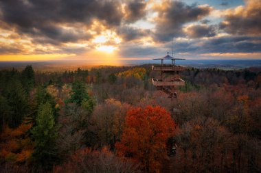 Polonya 'nın Wiezyca kentindeki gözlem kulesiyle sonbaharda Kashubia' nın güzel manzarası
