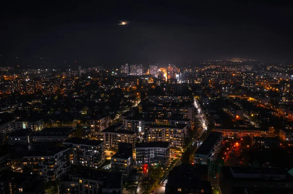 Geceleri Baltık Denizi manzaralı Gdansk Przymorze 'un havadan şehri, Polonya.