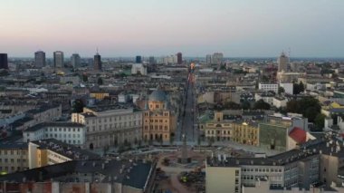Lodz, Polonya - 24 Ağustos 2023: Lodz şehir merkezinin şafak vakti Piotrkowska sokağıyla güzel manzarası, Polonya