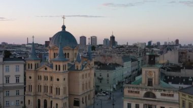 Lodz, Polonya - 24 Ağustos 2023: Lodz şehir merkezinin şafak vakti Piotrkowska sokağıyla güzel manzarası, Polonya